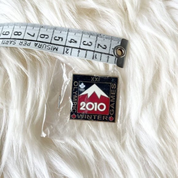 Hudson’s Bay Olympics 2010 XXI Winter Olympic Games Vancouver Canada pin - Picture 4 of 4